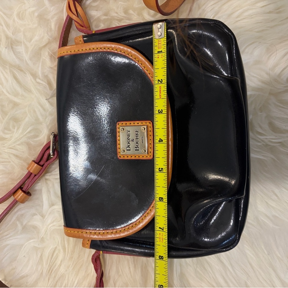 Y2K Dooney & Bourke Black Patent Leather Crossbody Bag with Tan Trim and strap - Picture 4 of 6